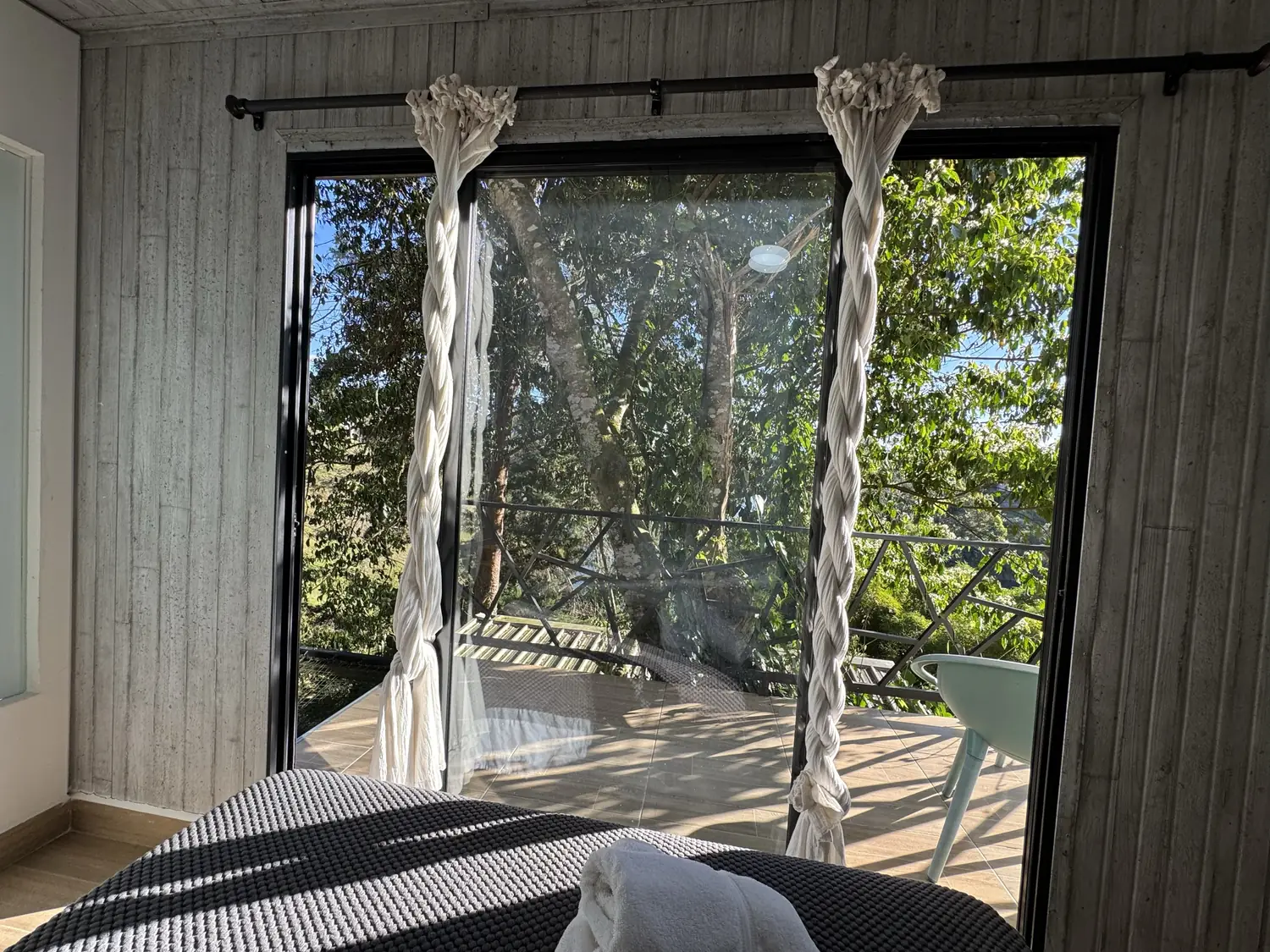 Habitación Cedro con ventanales y salida al balcón con vista al embalse.
