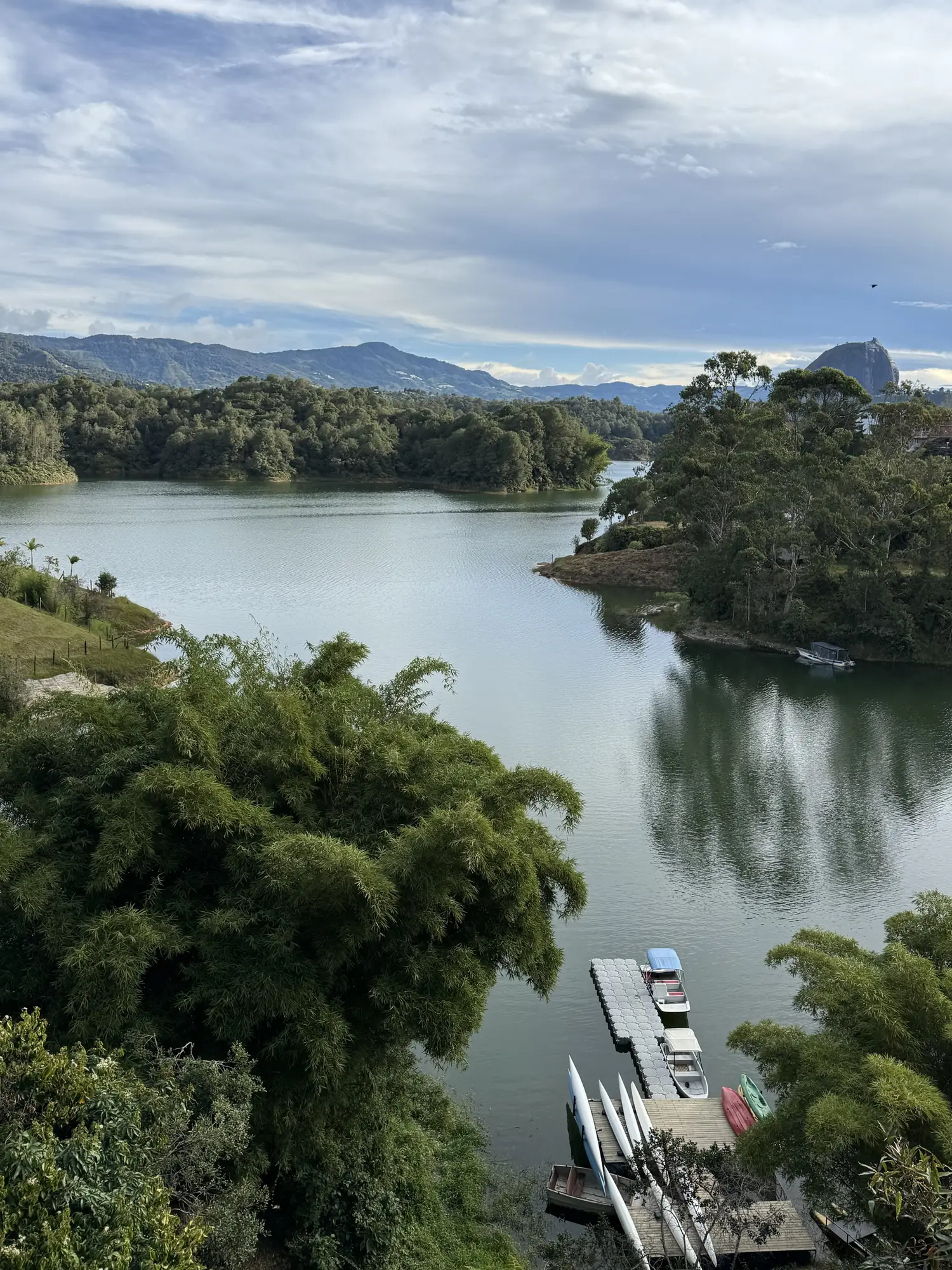Los brazos y penínsulas del embalse de Guatapé vistos desde el hotel.