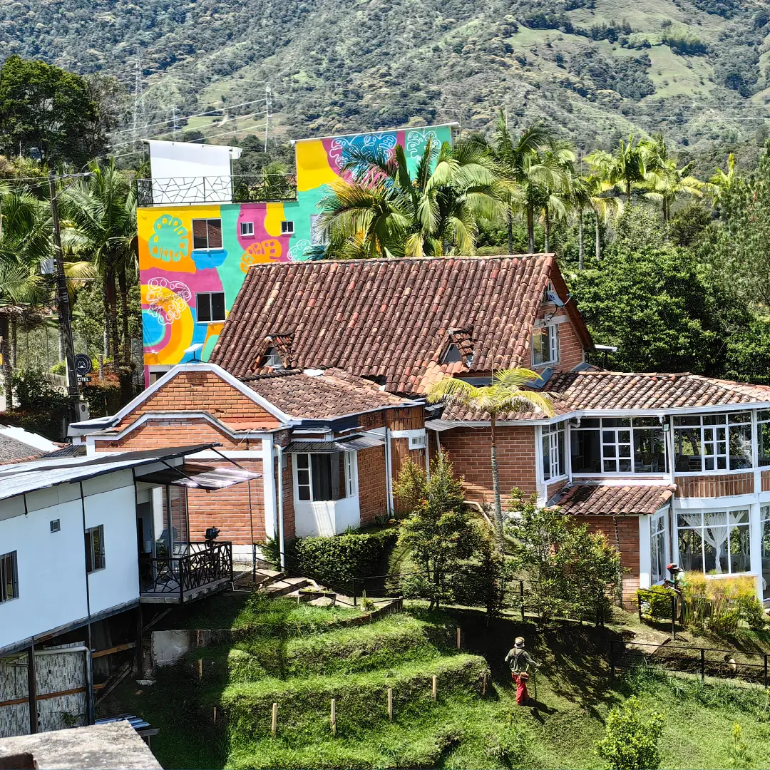 Vista aérea del hotel y las casas de colores de Guatapé entre la montaña.