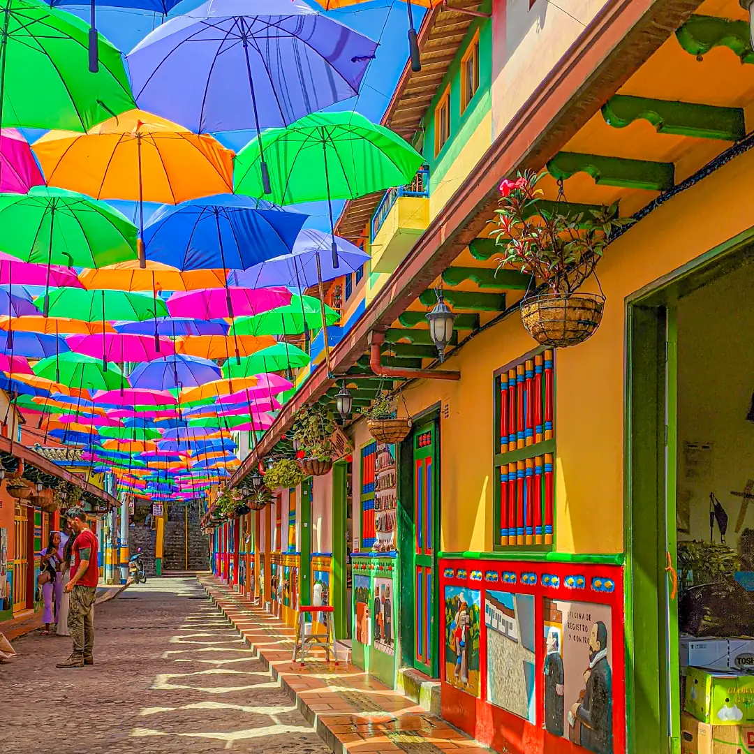 Calle del Recuerdo de Guatapé cubierta de sombrillas de colores.
