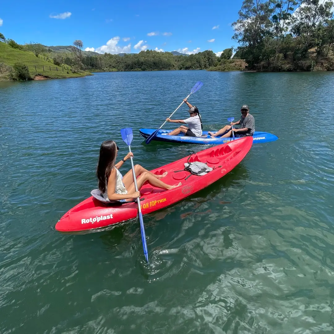 Dos huéspedes remando en kayak por el embalse de Guatapé.