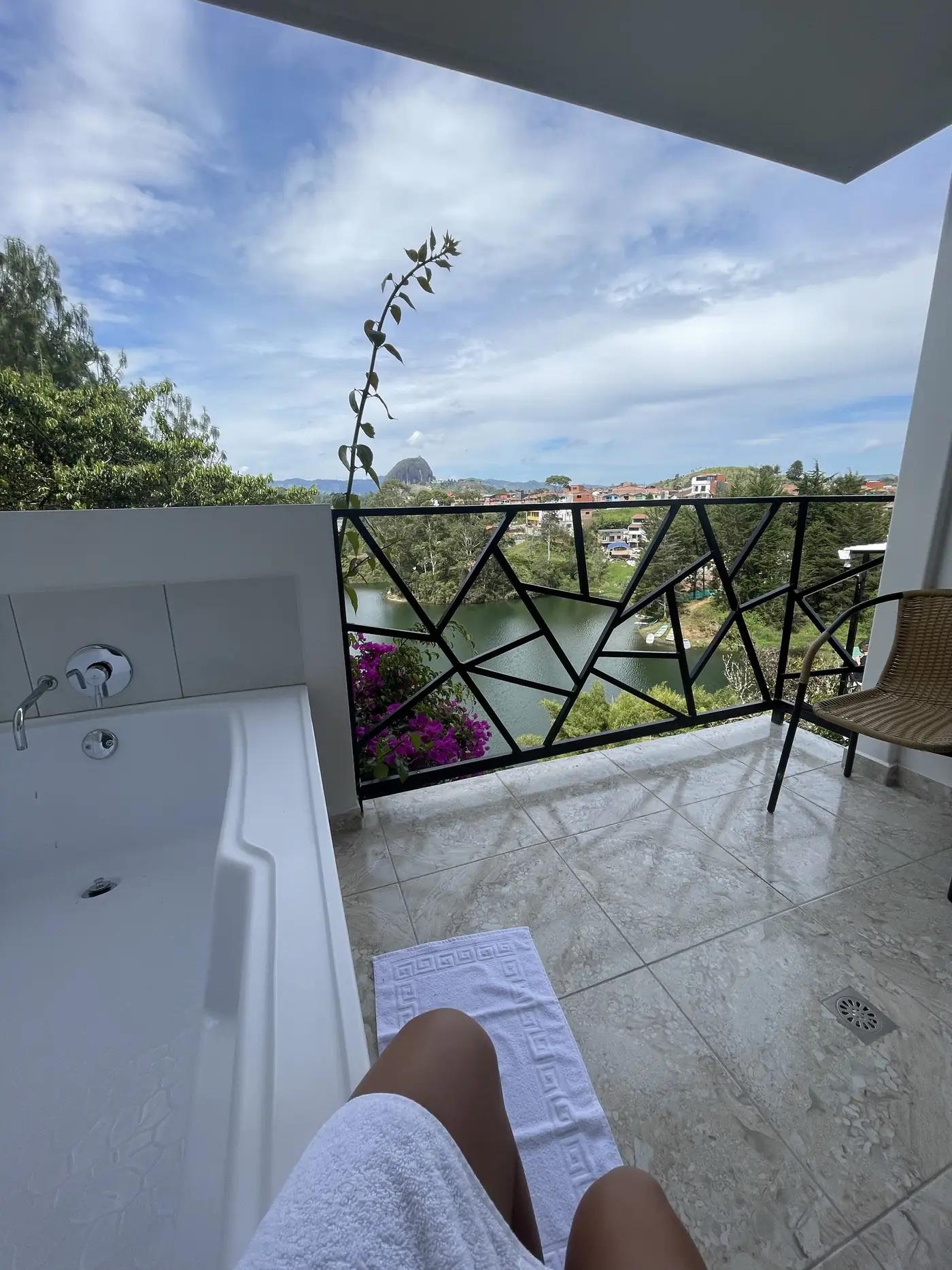 Bañera en el balcón privado de la habitación Laurel con vista, frente al embalse.