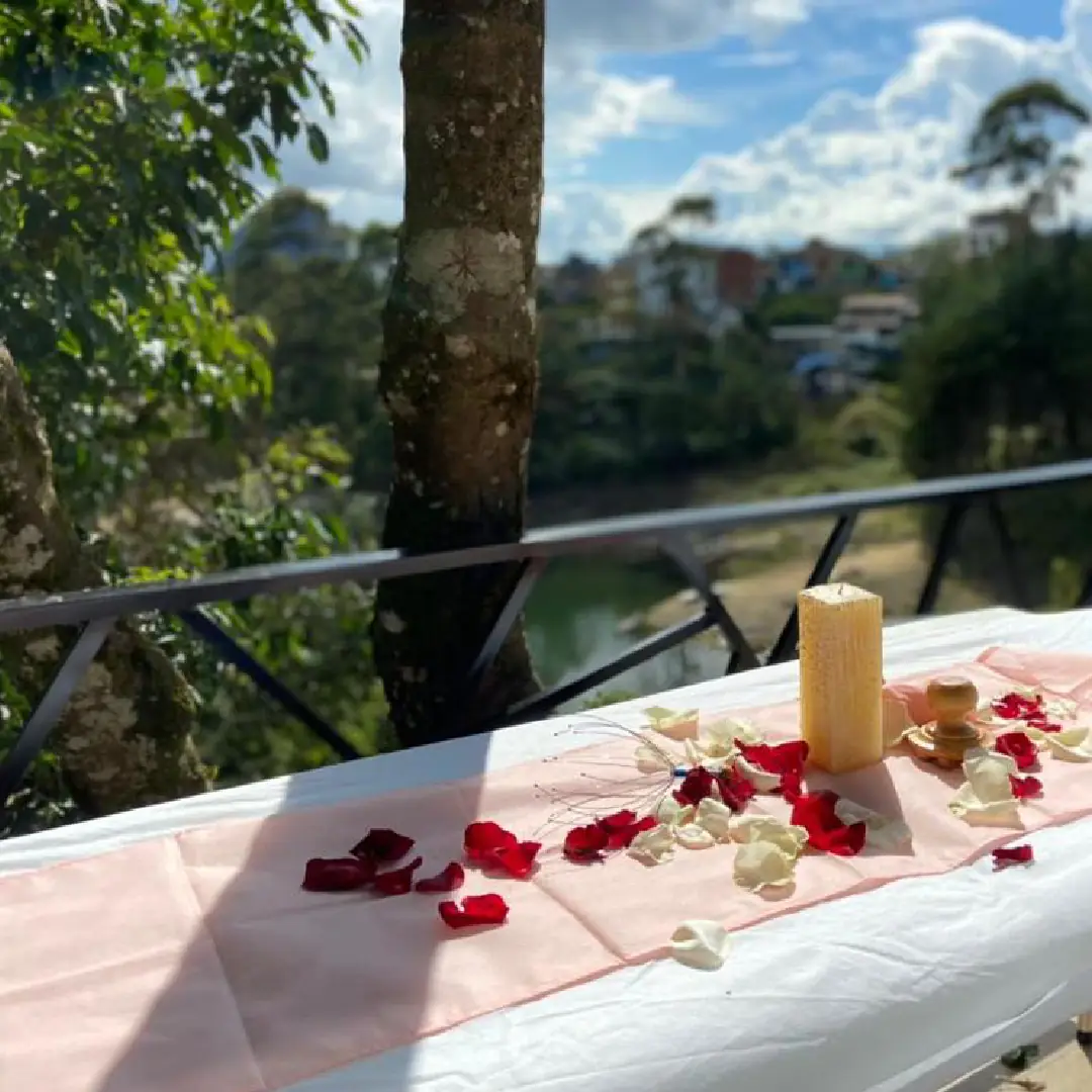 Mesa preparada en el balcón con vista al pueblo y al embalse.