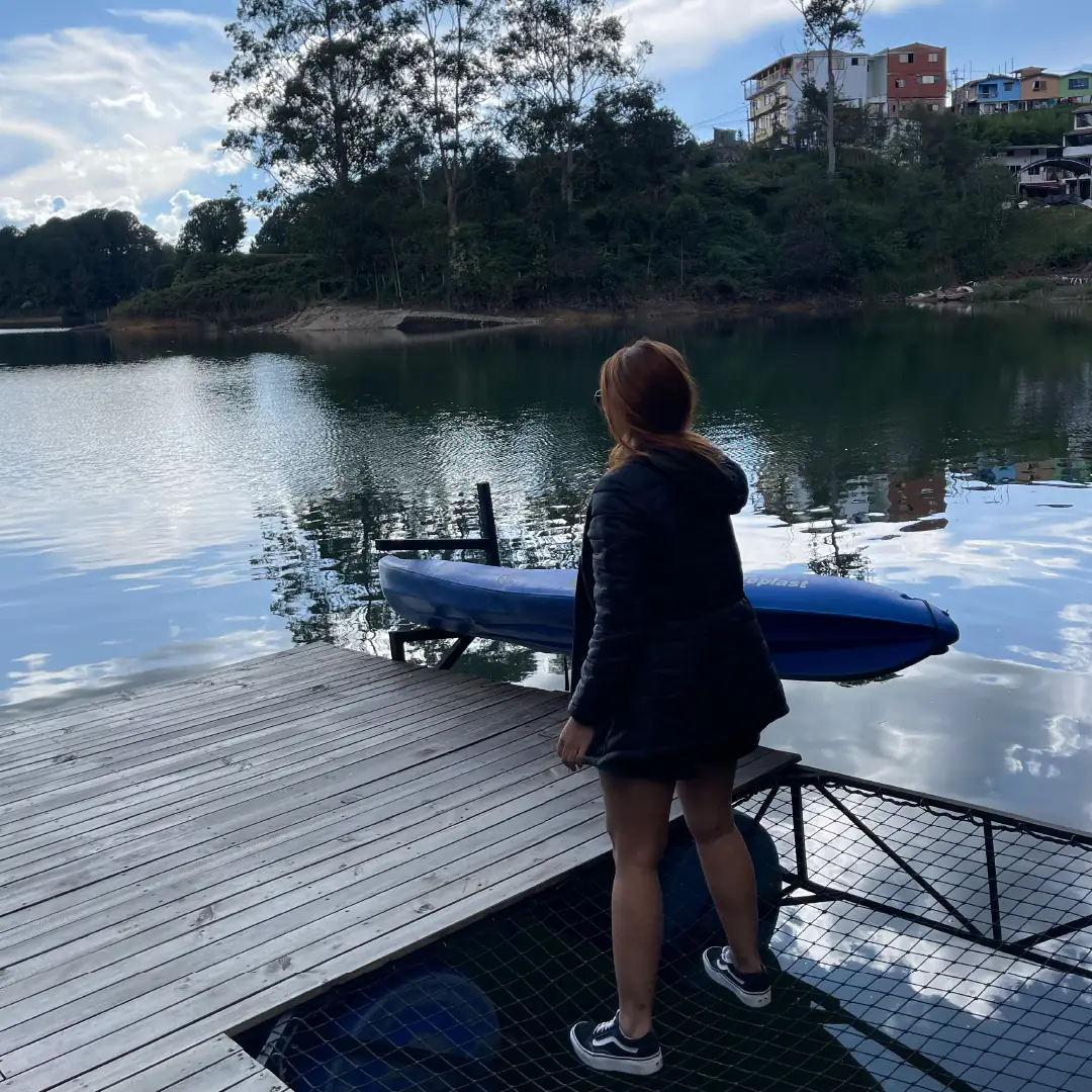 Muelle de madera del hotel sobre el embalse de Guatapé.