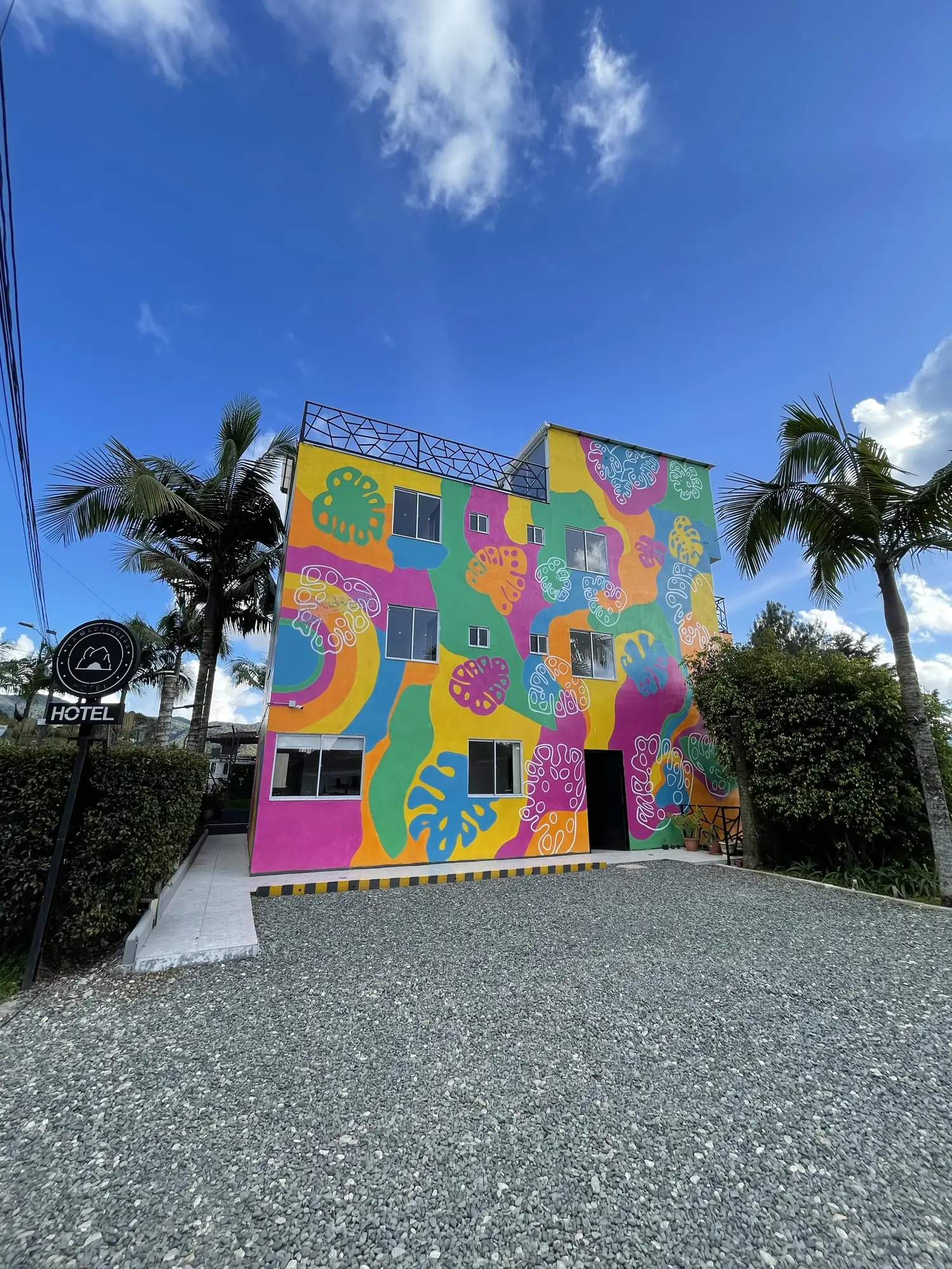 Mural de colores en la fachada del hotel, de día.