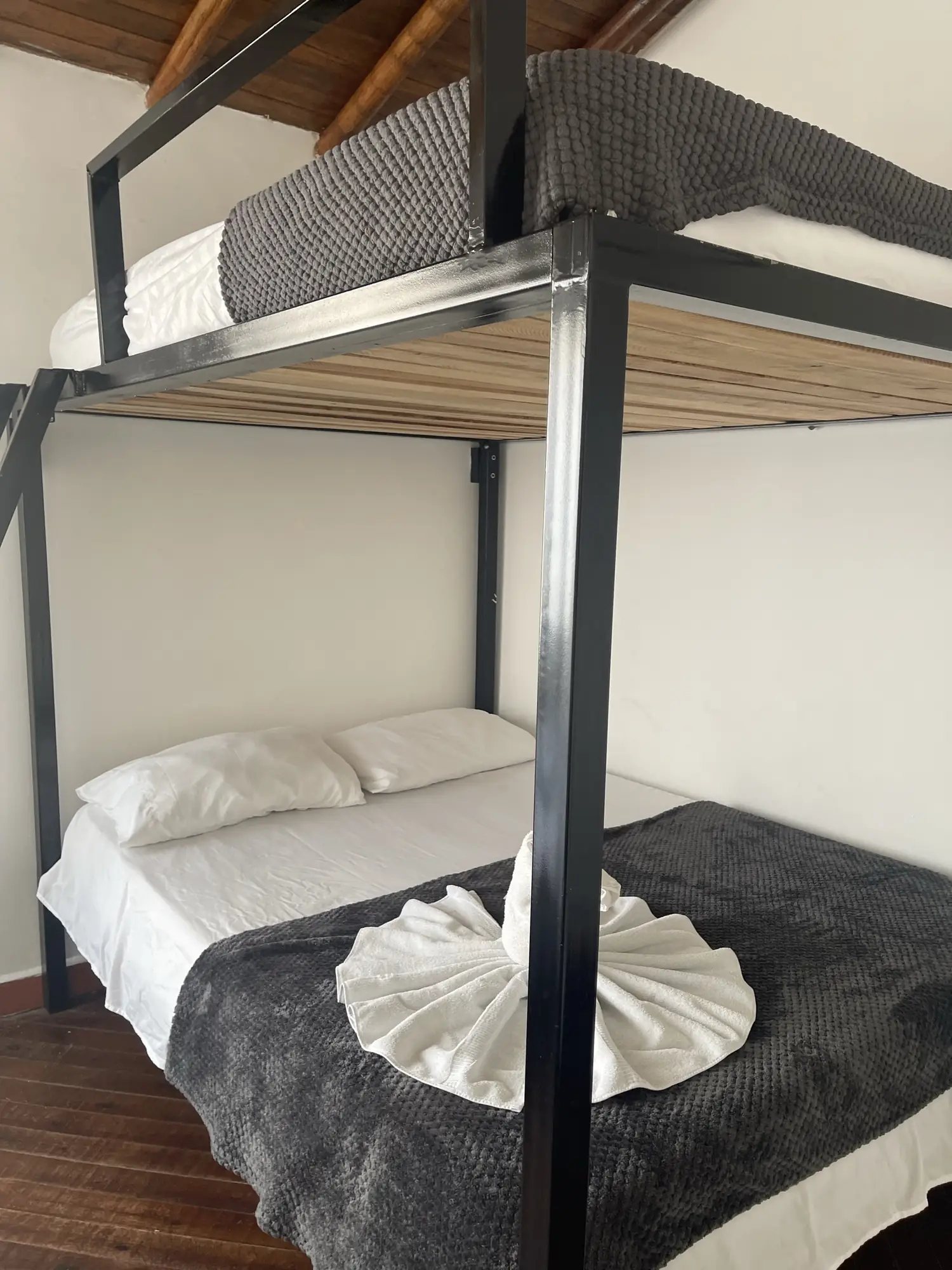 Habitación Familiar Nogal con camarote de dos camas dobles y una cama sencilla.